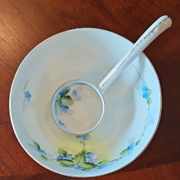 Antique Floral Blue, Green and White Porcelain Condiment Bowl with Ladle - Picture 1 of 5
